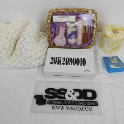 5 pc Personal Care, 2 Table Cloths, Vanderbilt, Toilet Paper