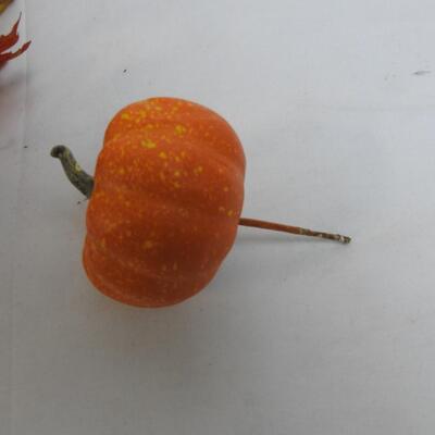 Harvest DÃ©cor Ball: Fall Leaves and Pumpkins One Detached, Metal Frame