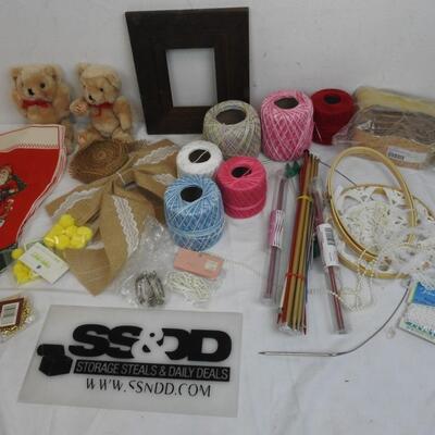 19+ Craft Lot, Yarn, Embroidery Hoops, Crochet Hooks