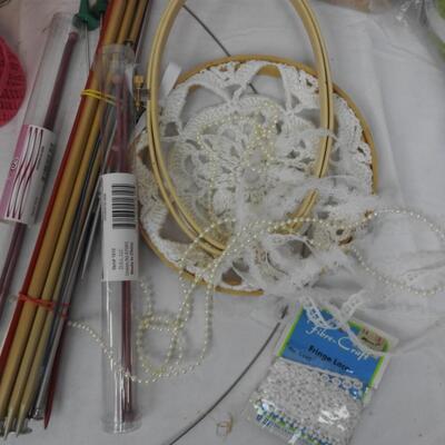 19+ Craft Lot, Yarn, Embroidery Hoops, Crochet Hooks