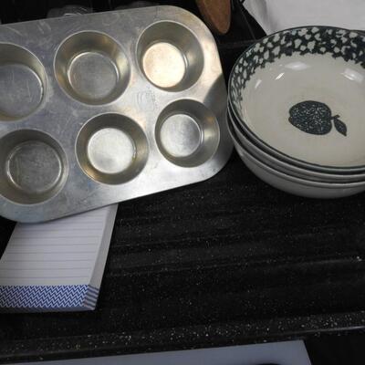 Kitchen Lot: 3 Bowls, Proctor Silex Compact Grill, Notepad, Pan