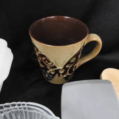 Decorative Kitchen Lot: Wood Utensils, Mugs, Salt & Pepper Shakers, 5 Glass Cups