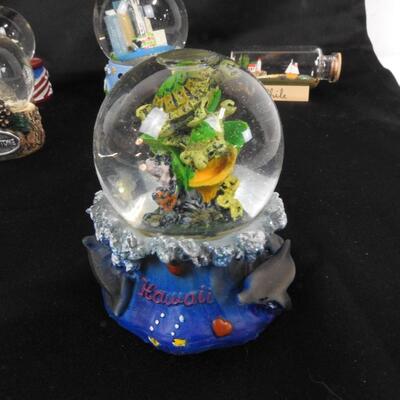 11 Snowglobes and Tourist Balls, Seattle to Yellowstone to Chile, Good Condition