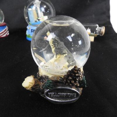 11 Snowglobes and Tourist Balls, Seattle to Yellowstone to Chile, Good Condition