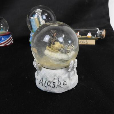 11 Snowglobes and Tourist Balls, Seattle to Yellowstone to Chile, Good Condition