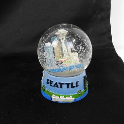 11 Snowglobes and Tourist Balls, Seattle to Yellowstone to Chile, Good Condition