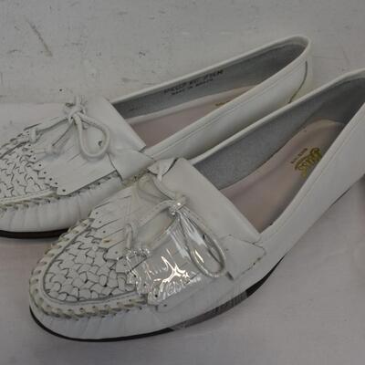 White Leather Moccasin Flats 7.5 M, White Slippers, Black Sandals 7.5 M - New