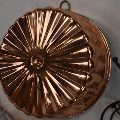 7 pc Kitchen: Mug Holder, Baking Pan (Copper?) & 5 Handle Holders - New