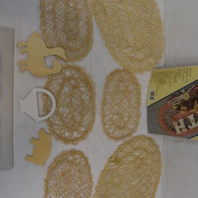 10 pc Craft/Decor Lot: Oval Rattan Mat Kit, 6 Oval mats, Geese/Pig/Basket - New