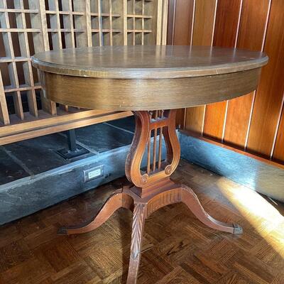 Oval harp pedestal table