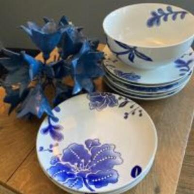 Set of 8 Plates & Serving Bowl & Flowers