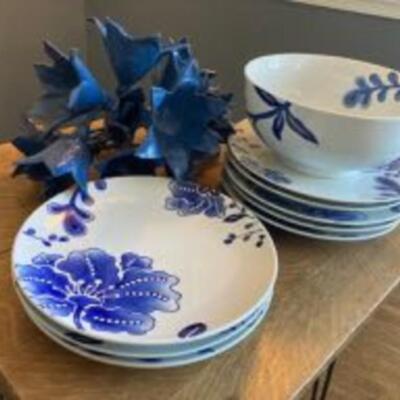 Set of 8 Plates & Serving Bowl & Flowers