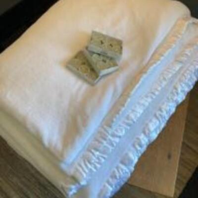 Set of 2 Twin White Fleece Blankets