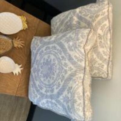 2 Cusions + Pineapple Decor