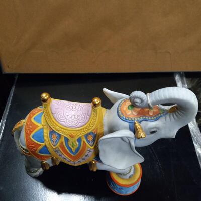 1 Carnival elephant Figurine without the tusk