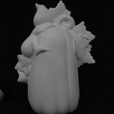 12 pc Ceramics, Fired, Some Ready To Paint, Halloween, Spiders, Pumpkins