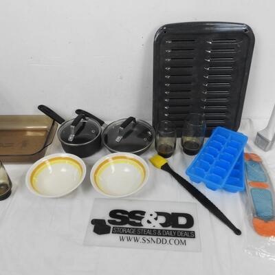 16 pc Kitchen Pyrex, 2i Pans, Turkey Roasting Pan, Ice Trays, Sunbeam Oskar