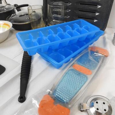 16 pc Kitchen Pyrex, 2i Pans, Turkey Roasting Pan, Ice Trays, Sunbeam Oskar