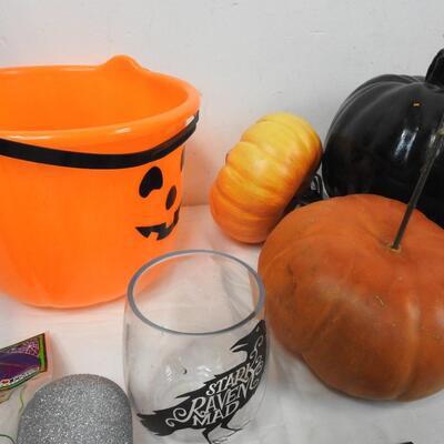 21 pc Halloween Lot: Jack-O-Lanterns, Signs, Spider Webs