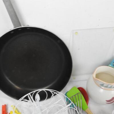 21 pc Kitchen, Frying Pan, Ceramic Pitcher, Small Mugs, Bowls, Cutting Board