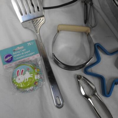 20+ pc Kitchen Lot: Cutlery Set, Aluminum Pans, Ice Trays, Electric Pan