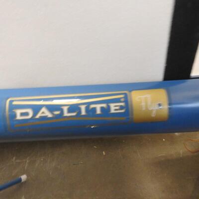 Blue Da-Lite Flyer Portable Projector Screen, 50 "x 50" White Screen