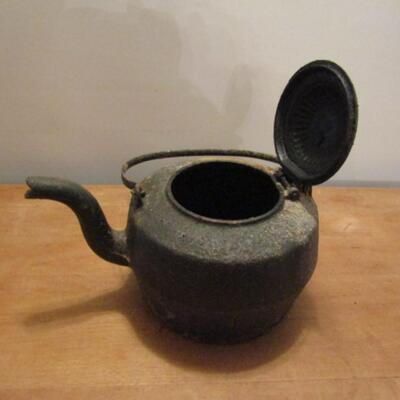 Cast Iron Kettle with Hinged Lid