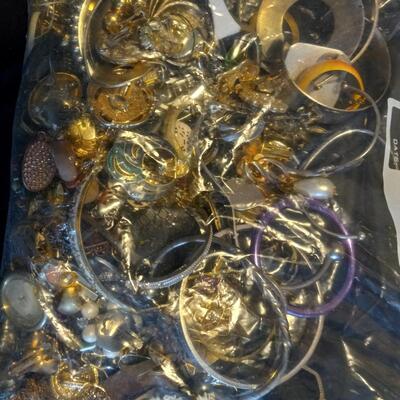Crafters Collectors  Delight Mixed Bag of Jewelry Pcs Magnetic and non