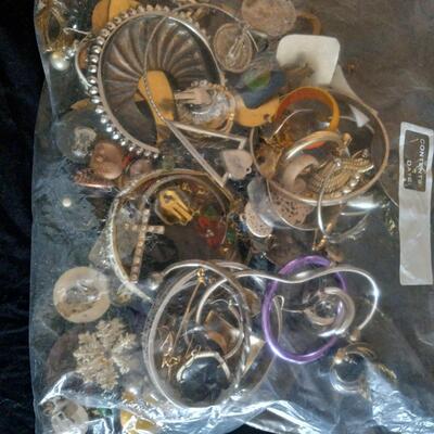 Crafters Collectors  Delight Mixed Bag of Jewelry Pcs Magnetic and non