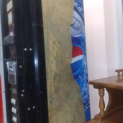 1 Older  Large Pepsi Soda Machine (Missing Key)