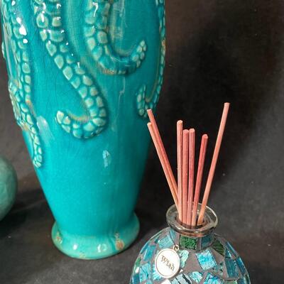 Lot 86  Aqua Decor w/ Octopus Jar