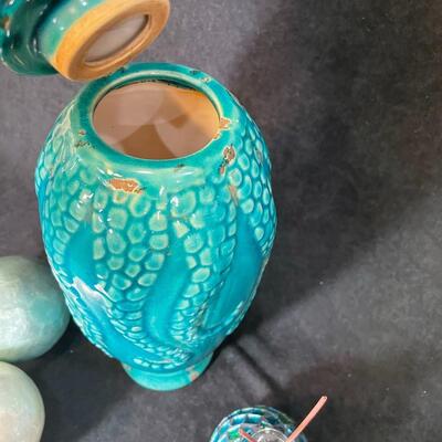 Lot 86  Aqua Decor w/ Octopus Jar