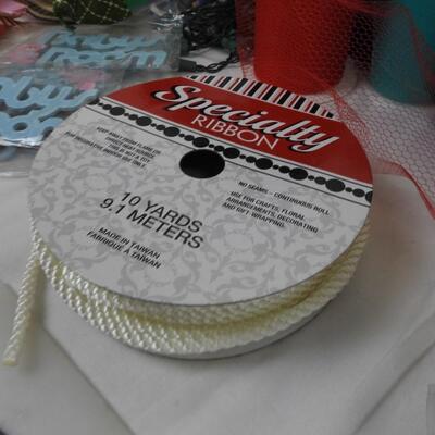 19+ Craft Lot: Frosted Pinecones, Colored Ribbon, Doilies, Twine Wreath