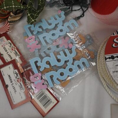 19+ Craft Lot: Frosted Pinecones, Colored Ribbon, Doilies, Twine Wreath