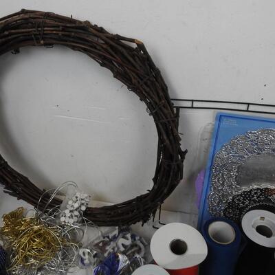 19+ Craft Lot: Frosted Pinecones, Colored Ribbon, Doilies, Twine Wreath