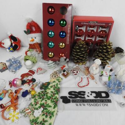 15+ Holiday Lot: Christmas Ornaments, Pinecones, Assorted Ornaments