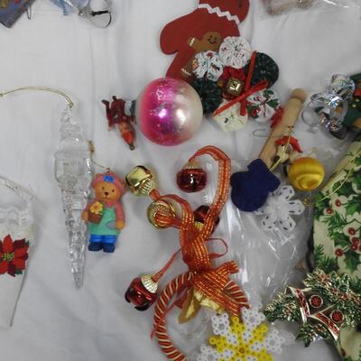 15+ Holiday Lot: Christmas Ornaments, Pinecones, Assorted Ornaments