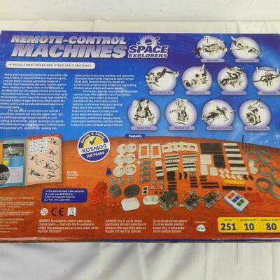R/C Machines Space Explorers Engineering Kit. 251 pieces 10 experiments