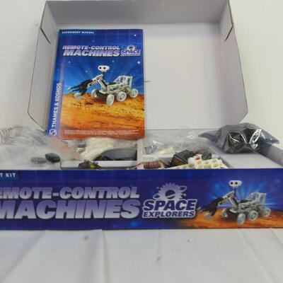 R/C Machines Space Explorers Engineering Kit. 251 pieces 10 experiments