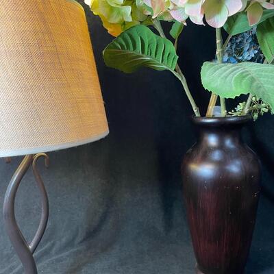 Lot 122  Decor Lot with Lamp, Vase and Stems