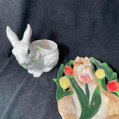 Lot 129  Easter Plate & Bunny Decor