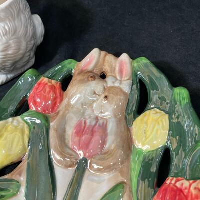 Lot 129  Easter Plate & Bunny Decor