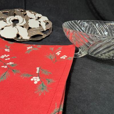 Lot 143  Six Christmas Placemats, Trivet and Bowl