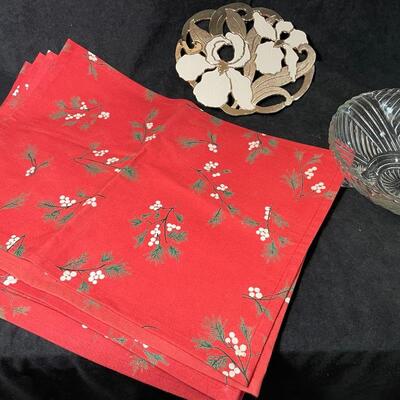 Lot 143  Six Christmas Placemats, Trivet and Bowl