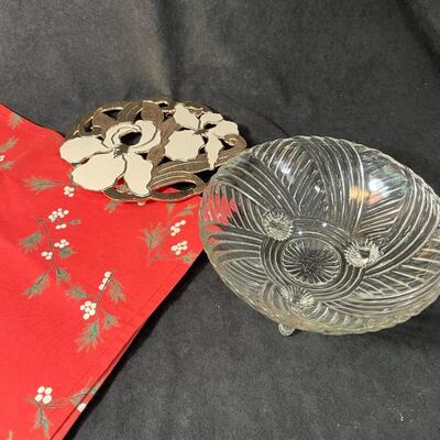Lot 143  Six Christmas Placemats, Trivet and Bowl