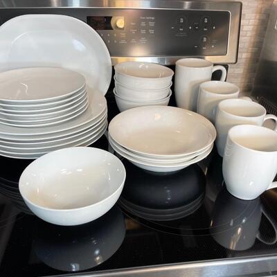 Lot 6.5 Assorted White Dinnerware