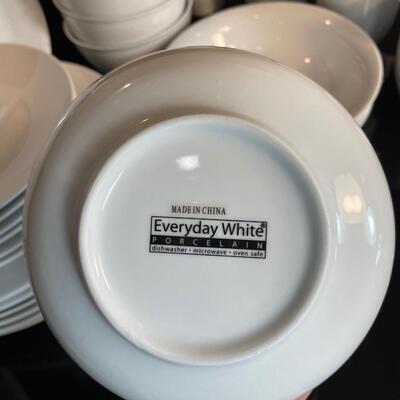 Lot 6.5 Assorted White Dinnerware