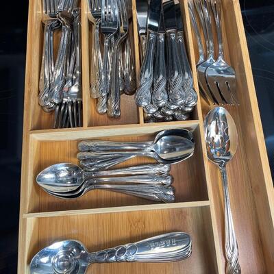 Lot 8.5B Stainless Steel Flatware with drawer caddy