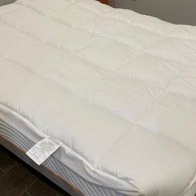 Lot 177. Deluxe Mattress Pad - Queen