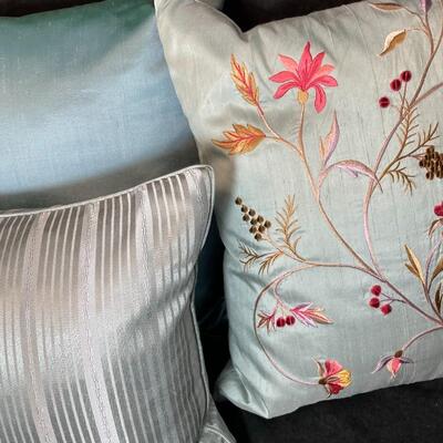 Lot 146   Four Pillows Faux Silk